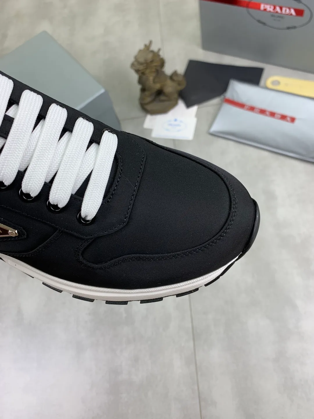 Men's shoes 💰P540 new (higher version) new PRADA (Prada) classic models are on the market at the same time, new men's shoes, 😘fabrics are selected from original imported calfskin. First layer of imported cowhide lining. The original version is awesome! 👍🏿Original open-molded non-slip PU outsole, with exquisite lines, simple and elegant, super comfortable and classy on foot, suitable for leisure travel. Code number: 38-45 (46 customized) 3️⃣ colors available
